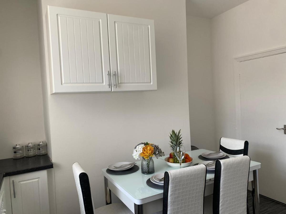 Cosy Cheerful 2 Bedrooms Near Piccadilly, Etihad Stadium Sleeps Up To 5 Manchester Buitenkant foto